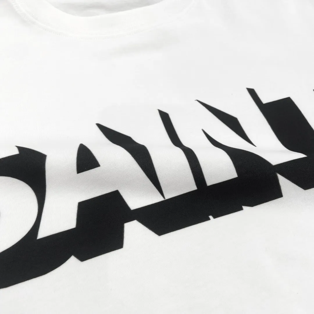 Saint Michael's vintage printed "aint" letters on the chest are washed, distressed and trendy. Vintage loose short sleeves. Digital white ink direct injection. The fabric is breathable and the pattern is three-dimensional and clear. Fabric: Double yarn 240g Style number: S926 Size: S-M-L-XL Color: White Price: P110